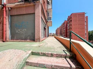 Local Comercial  Avinguda d'frica. Local en el barrio de llefia con salida de humos