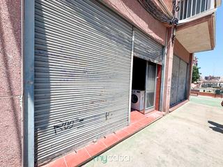 Local Comercial  Avinguda d'frica. Local con salida de humos!!