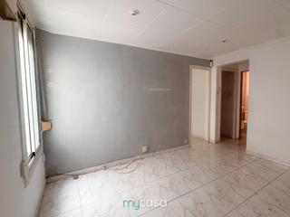 Pis  Carrer de juan valera. Vivienda con 2 dormitorios y ascensor! para reformar