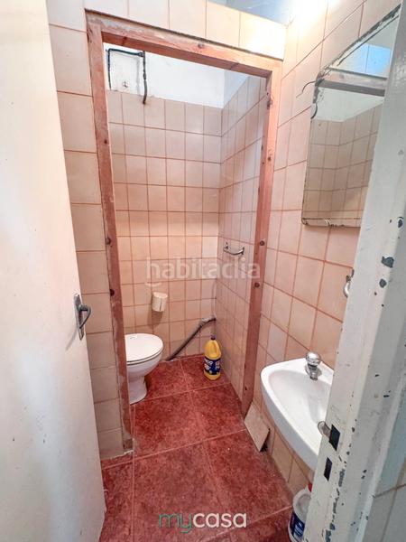 Foto a527d25b-5e81-4cd9-8a6f-4578990ea2c3. Local comercial a Llefià Badalona