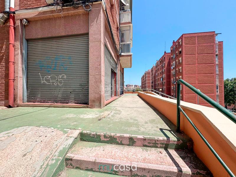 Foto abdf5c2d-58a5-4e78-8bc6-393154563597. Local comercial a Llefià Badalona