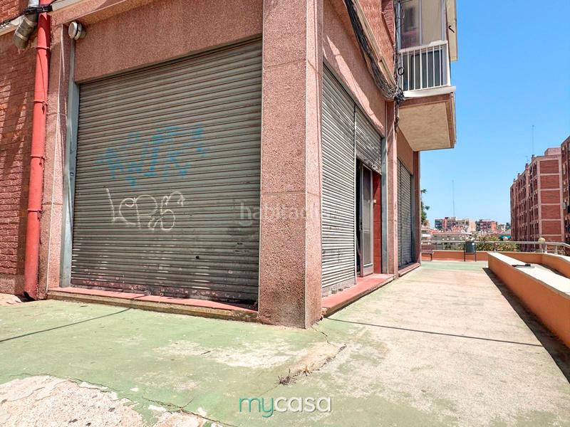 Foto d0b3b7b5-33ae-4e78-844d-aefb1b08baf9. Local comercial a Llefià Badalona