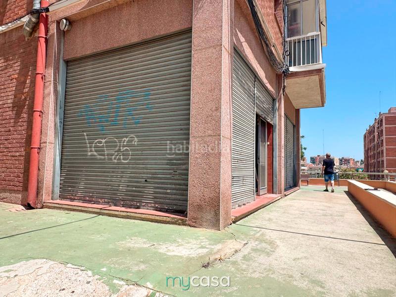 Foto d211b8a1-7aac-45a4-8c2c-131f3df5150d. Local comercial a Llefià Badalona