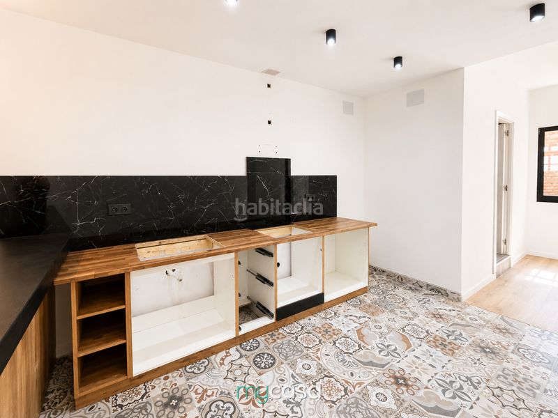 Foto 5eb4f0ab-e76c-416c-b9cb-bdd6be031249. Local comercial a Trinitat Nova Barcelona