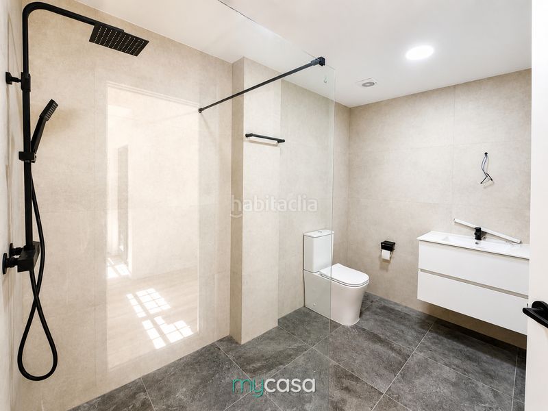 Foto 6967b4ff-b377-424c-b489-4685fcb878ea. Local comercial a Trinitat Nova Barcelona