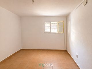 Pis  Carrer de solsona. Vivienda con gran potencial · 3 habitaciones · la pau, badalona