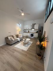 Loft  Carrer major. 2 habitaciones · 60 m² · acceso directo desde la calle · amuebla