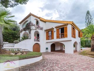 Xalet a Calle aurora 156. Chalet independiente con terreno y piscina