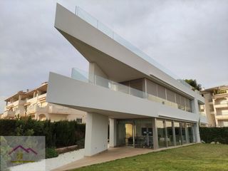 Casa pareada en Calle l'atail 51. Vivienda familiar con jardin y piscina privada