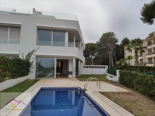 Casa pareada en Calle l'altall 51. Vivienda familiar con jardin y piscina privada