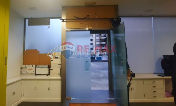 Foto aed5d5b4-e8d5-4f3e-99d2-22b975edc9c0. Local comercial a O Castro Vigo