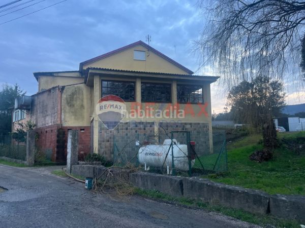 Foto 0fb388cb-e2de-469e-aaa5-a5a8a9920f38. Edifici a Porriño (O)