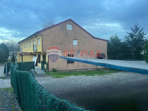 Foto 9e4eb1d4-f31d-4d83-904d-70e680a30eb0. Edifici a Porriño (O)