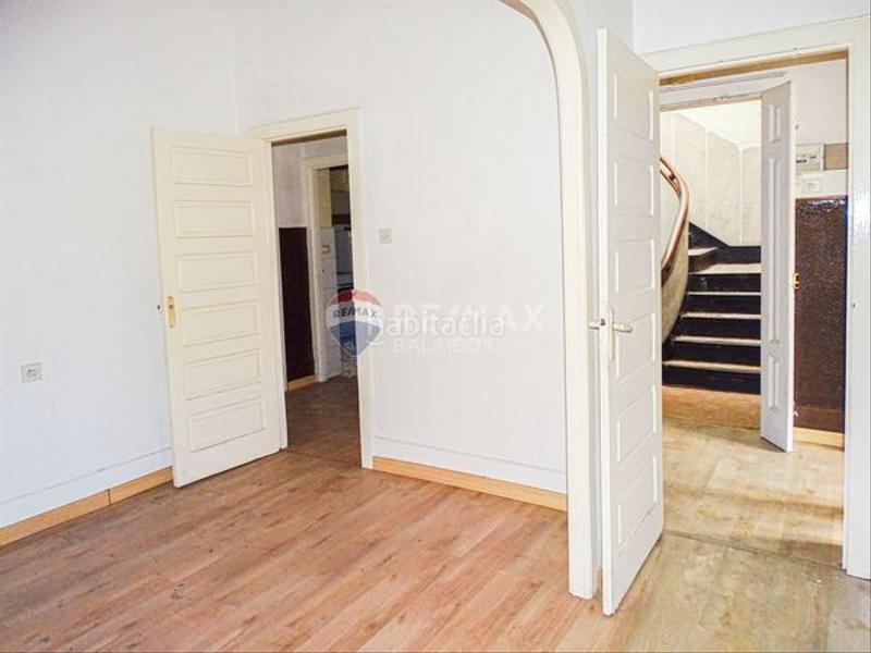 Foto 0cf7ad15-1a02-43e6-b001-e77397c3dba1. Casa adossada amb calefacció a Lavadores Vigo