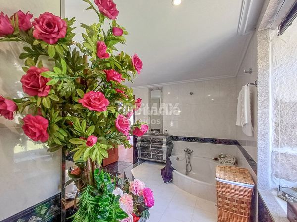 Foto c178daff-daa0-4262-a4e5-30989b3828dc. Casa amb calefacció aparcament piscina a Rosal (O)
