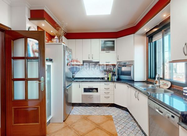 Foto 0f91e830-4c3a-4fc4-a9ec-b52ca4b33e18. Casa amb calefacció aparcament a Sardoma - Castrelos Vigo