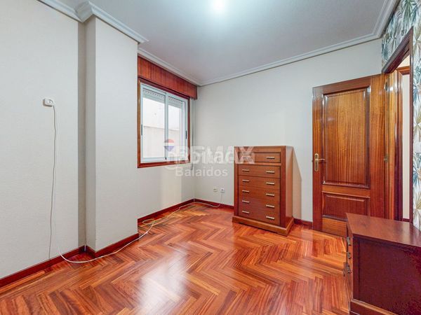 Foto 00e225ad-9a60-4394-9ea6-7612749555d2. Pis amb calefacció aparcament a Teis Vigo