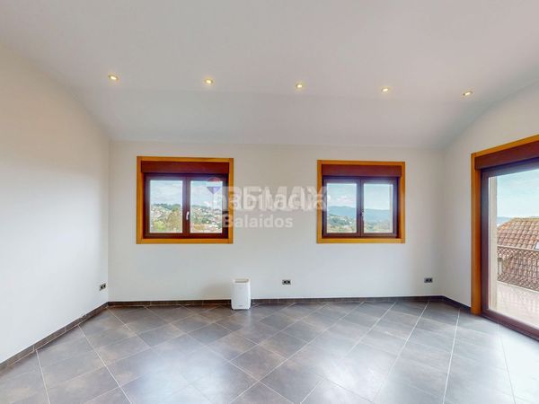 Foto 159b5fef-50d3-43cc-a83d-b063c422d860. Casa amb calefacció aparcament a Coruxo - Oia - Saiáns Vigo