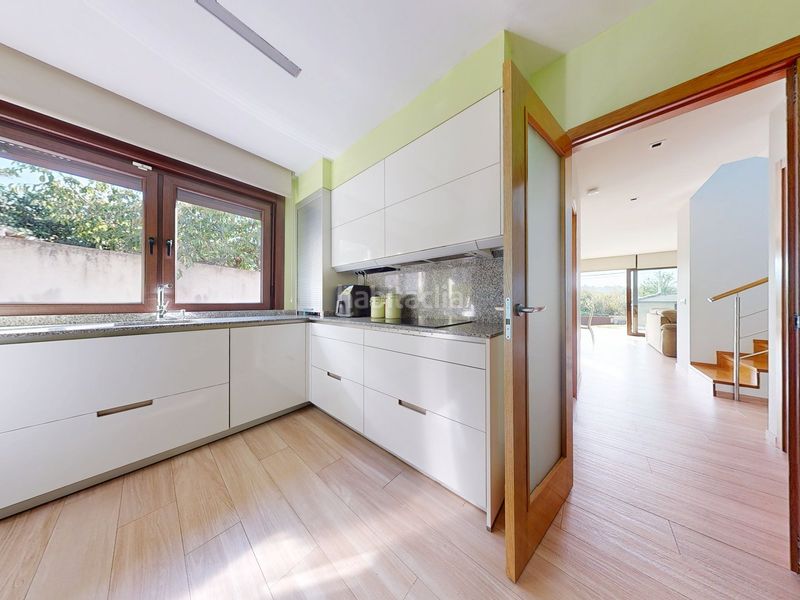 Foto 20f3a6e7-acfa-4cbb-8281-fd0229160d56. Casa amb calefacció aparcament piscina a Valadares - Beade Vigo