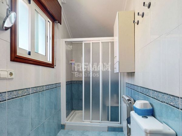Foto 23d35027-c801-48fb-9465-226a4aac20bd. Casa amb aparcament a Nigrán centro Nigrán