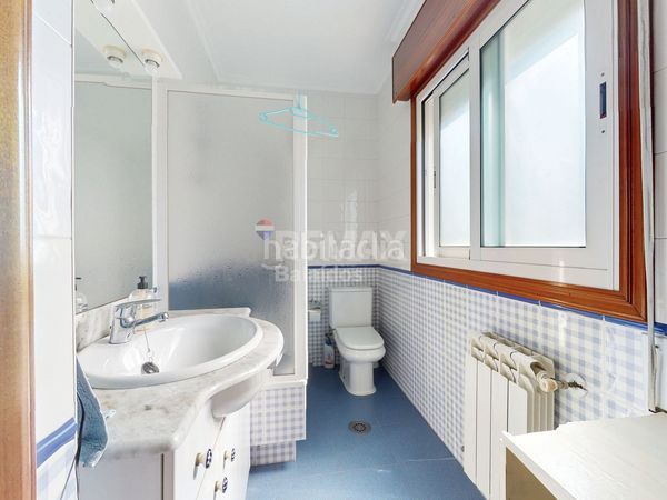 Foto c1712693-a6c3-41ac-9b06-332d258695fd. Casa amb aparcament a Nigrán centro Nigrán
