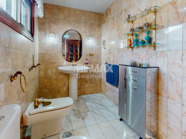 Foto 22d580b2-e04b-4f1d-87b6-795c2a50b449. Casa amb calefacció aparcament piscina a Coruxo - Oia - Saiáns Vigo