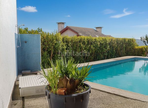 Foto 923992fd-214f-4ba3-92f5-aa806e111735. Casa amb calefacció aparcament piscina a Coruxo - Oia - Saiáns Vigo