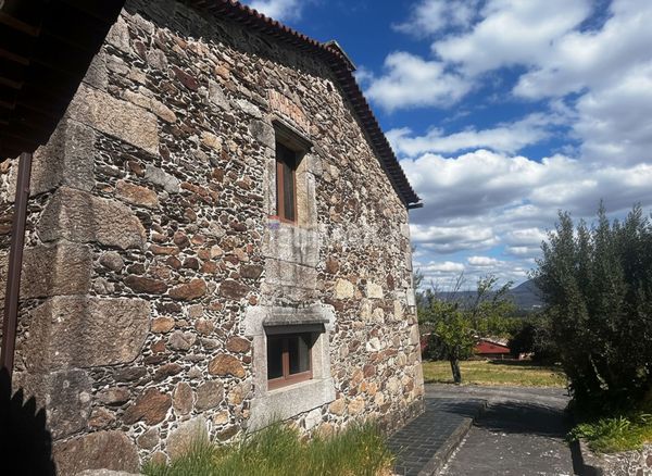 Foto 4157520f-d510-4ecc-8f0b-6d7b248fc324. Casa amb aparcament a Rosal (O)