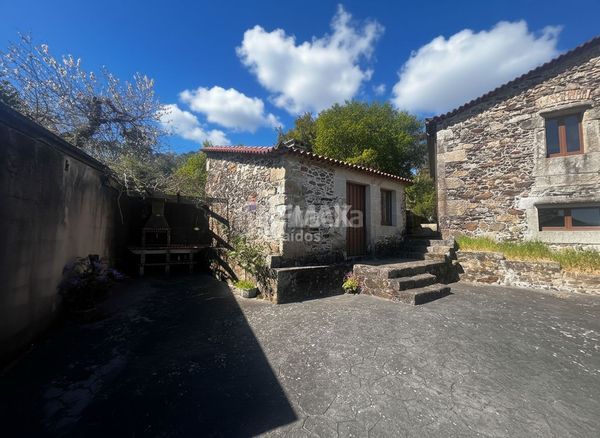Foto dbe5edbc-cba7-4669-ade3-6df33e5e8dc2. Casa amb aparcament a Rosal (O)