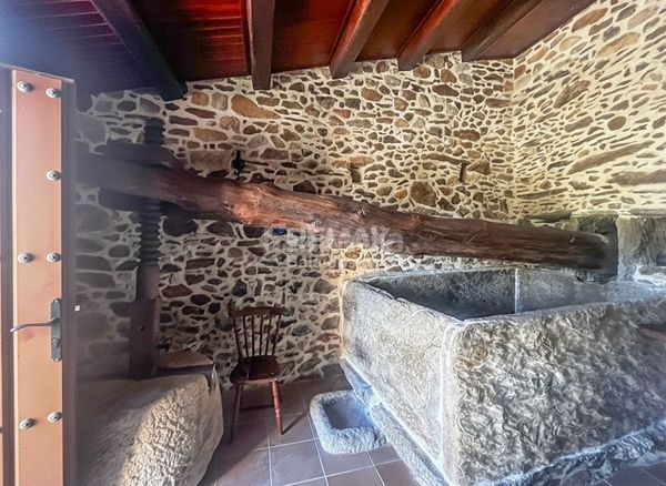 Foto f4f96156-2387-4dbf-958b-a54a78cbde57. Casa amb aparcament a Rosal (O)
