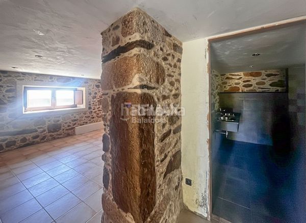 Foto f864119d-8566-4ade-b51a-2b1a434bf339. Casa amb aparcament a Rosal (O)