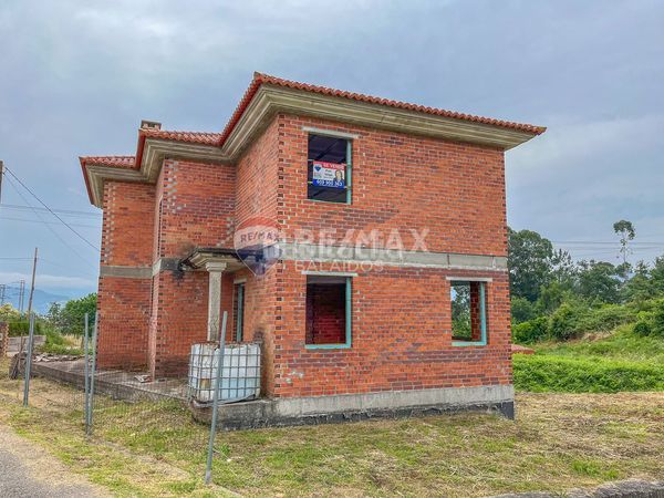 Foto a3b90bd4-4d6e-43bf-b59f-8ba187cb39b4. Casa amb aparcament a Vilaboa