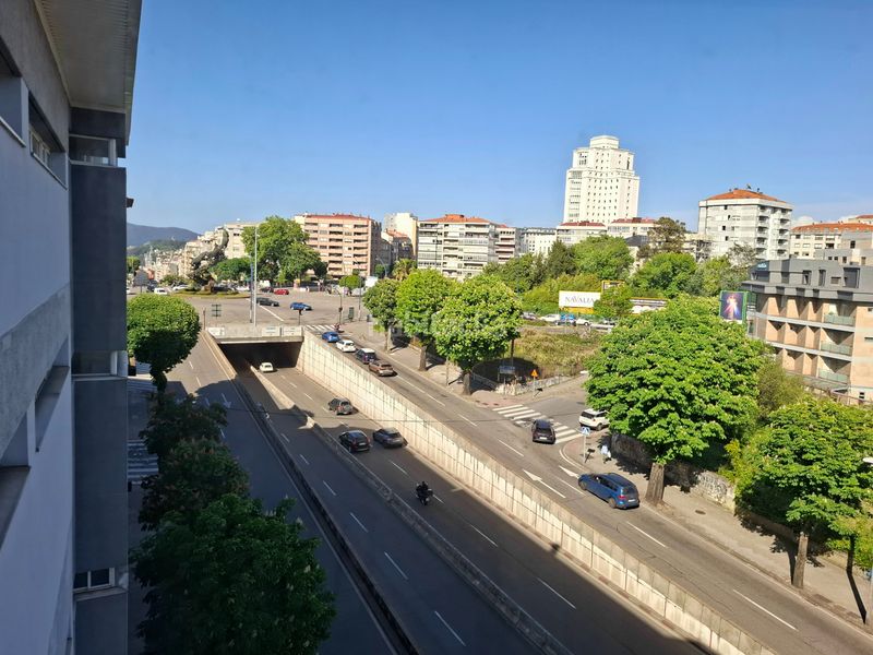 Foto eb8e15ea-cff8-4b16-a74d-5470ef9b755b. Pis amb calefacció aparcament a Plaza España - Corte Inglés Vigo