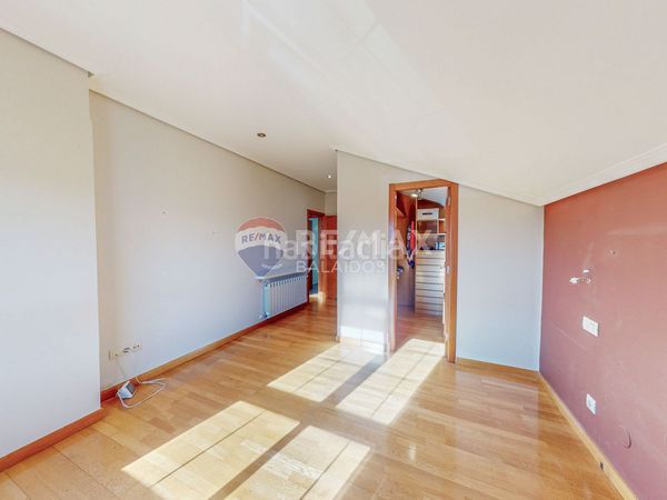 Foto 449babb3-88a8-4941-8350-f9cf4c3e8c56. Casa amb calefacció aparcament piscina a Tui