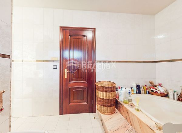 Foto f5eaec39-d577-4bde-85e0-65ba229df404. Casa amb calefacció aparcament a Valadares - Beade Vigo