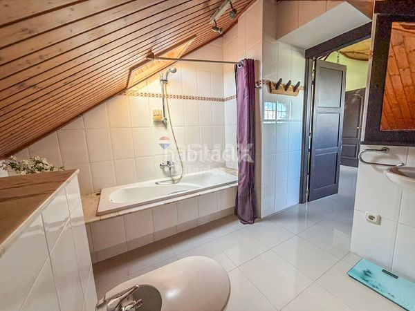 Foto e8a5be7c-6a38-41cd-b3e5-5ba1c8024655. Casa aparellada amb aparcament a Guarda (A)