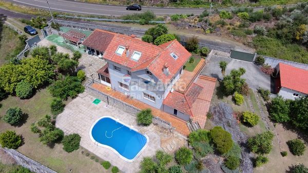 Foto 0c660a1d-3a9f-4e0a-a800-eb5c3c1b09eb. Casa amb calefacció aparcament piscina a Neves (As)