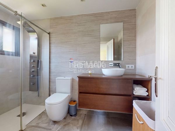 Foto 0ab5c5a7-3e94-46a1-b5cd-3a9443b6bed3. Casa amb calefacció aparcament piscina a Sardoma - Castrelos Vigo