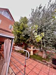 Casa adossada a Hispanoamérica-Comunidades. Amplio y practico chalet adosado en zona de hispanoamerica unico