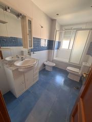 Pis a Hospital. Oportunidad piso de 4 habitaciones y 2 baños en urbanización con