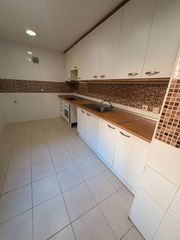 Appartamento in Hospital. Oportunidad piso de 4 habitaciones y 2 baños en urbanización con