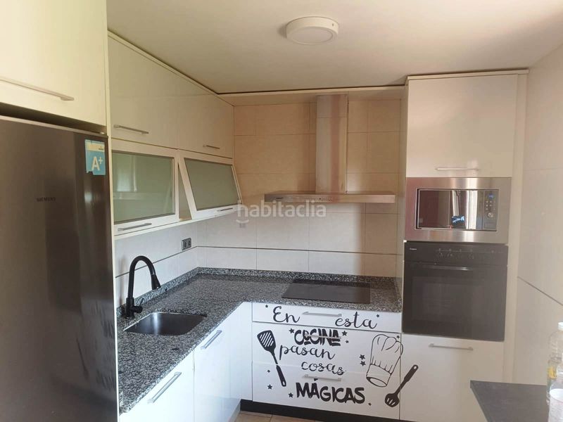 Foto fe8584c2-0706-4917-ae06-7c7d4cdd0ea7. Casa adossada a carretera 46 a Porto do Son