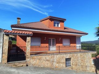 Maison à Outes. Casa en venta en o freixo- outes