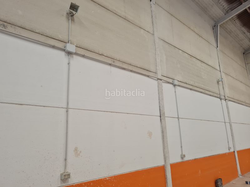 Foto 4f369094-d10f-4814-a842-59e792af6de2. Nau industrial a calle encofradores 8 a Guillena pueblo Guillena