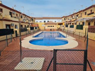 Maison jumelée à Calle carmen amaya 3. Casa adosada con piscina comunitaria