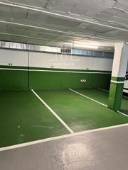 Aparcament cotxe  Can bruixa. Les corts  plazas amplias para coche
