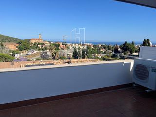 Miete Reihenhaus in Francesc curet 14. Tiana alquiler residencial. casa pareada con terraza, jardín y v