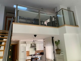 Rent Penthouse in Eixample Sud-Migdia. Àtic dúplex cantoner, lluminós i en zona tranquil·la.