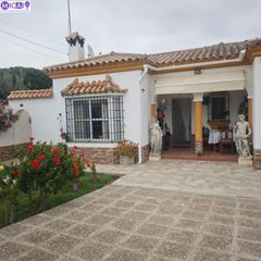 Xalet a La Soledad. Espectacular chalet con piscina en el coto de la campa chiclana