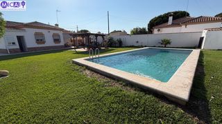 Xalet a La Soledad. Espectacular chalet con piscina en el coto de la campa chiclana